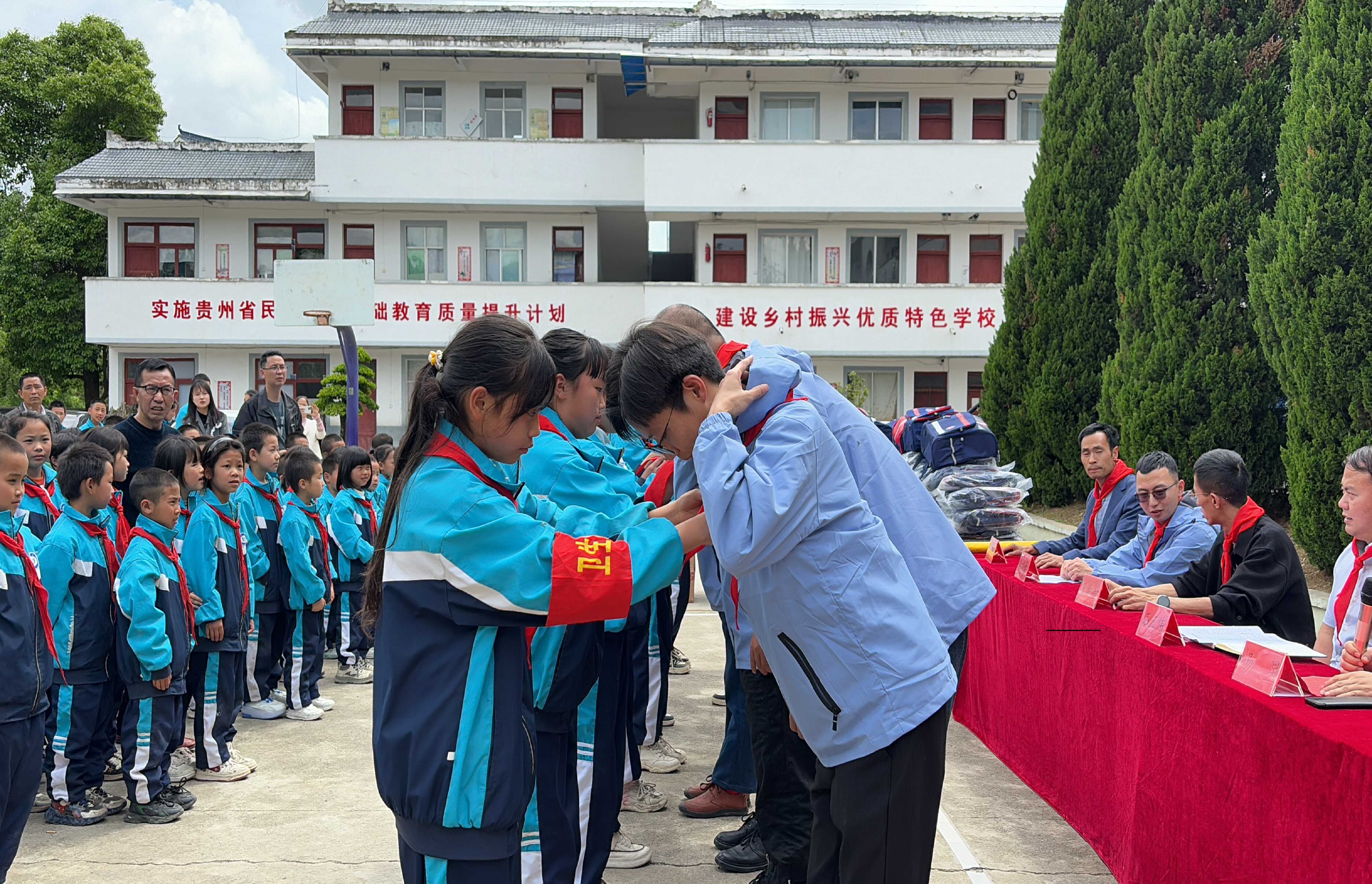 牛大场镇人民政府供图-学生为爱心人士佩戴红领巾表达敬意.jpg