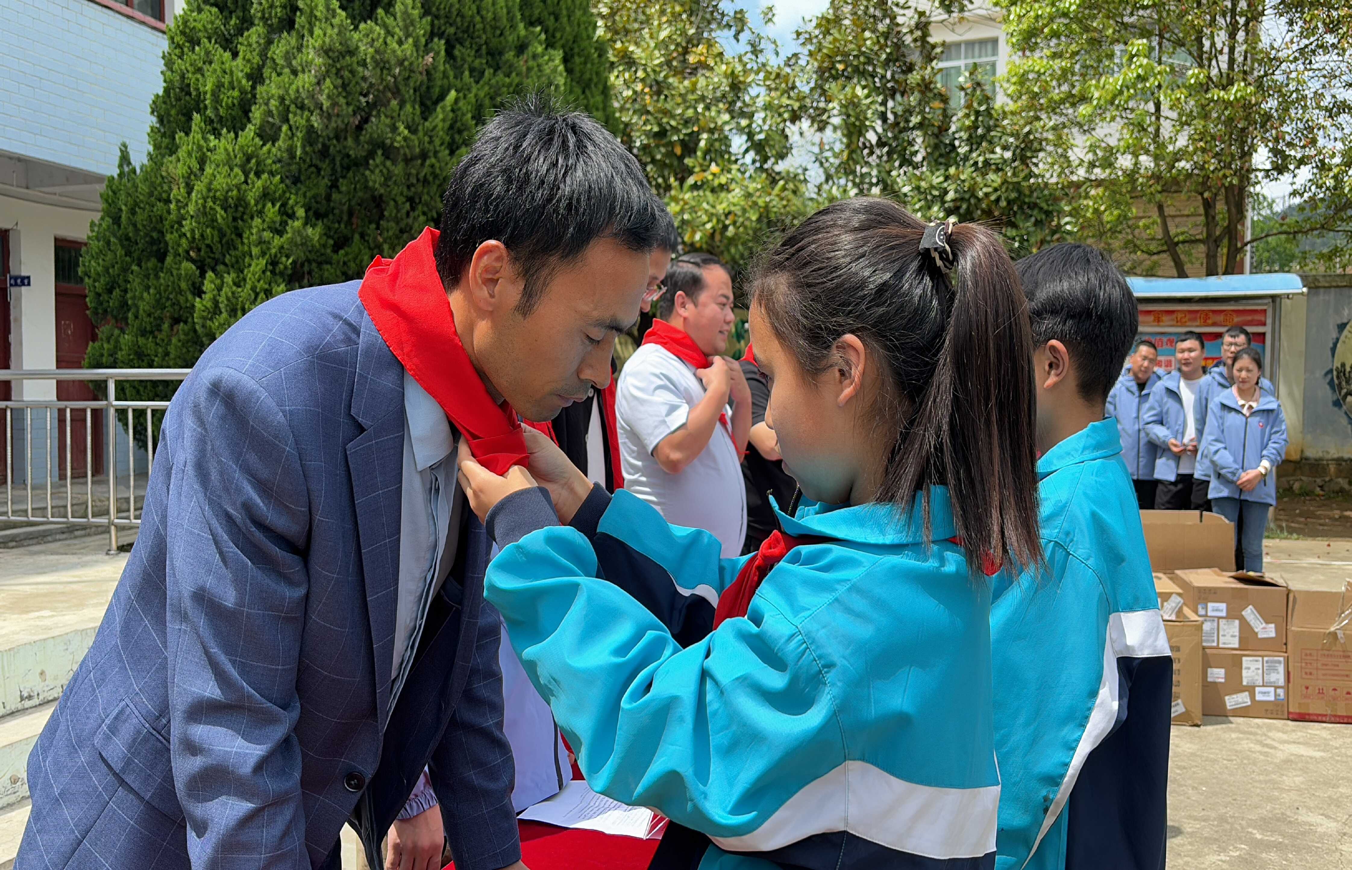 牛大场镇人民政府供图-学生为属地领导佩戴红领巾表达敬意.jpg