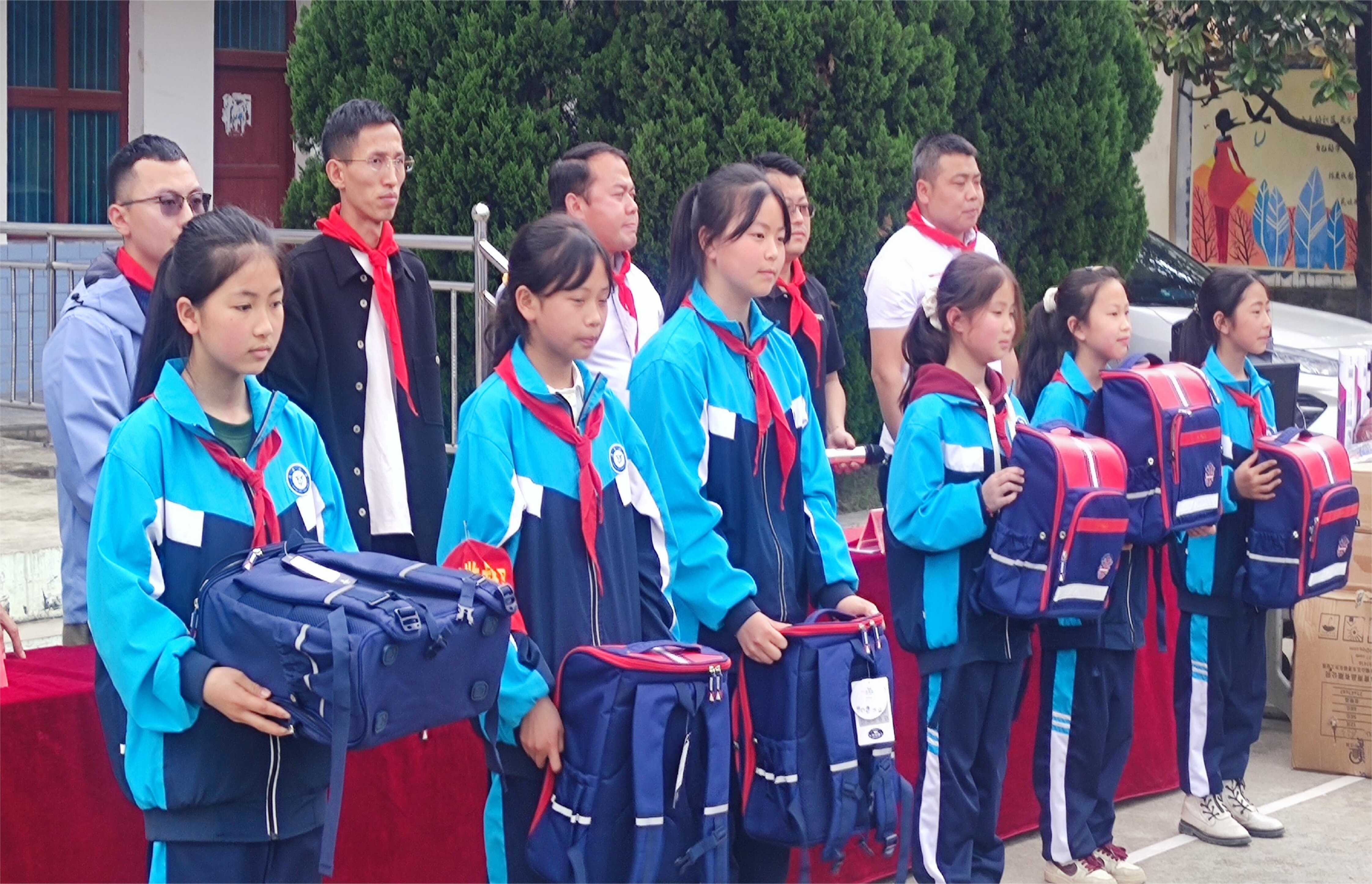 牛大场镇人民政府供图-领到助学物资的学生.jpg